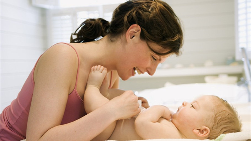 新生宝宝呵护 做好亲子沟通交流是关键