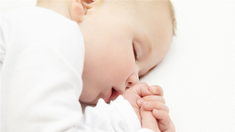 BBunion早教中心：新生儿睡觉不安稳的原因及正确睡姿